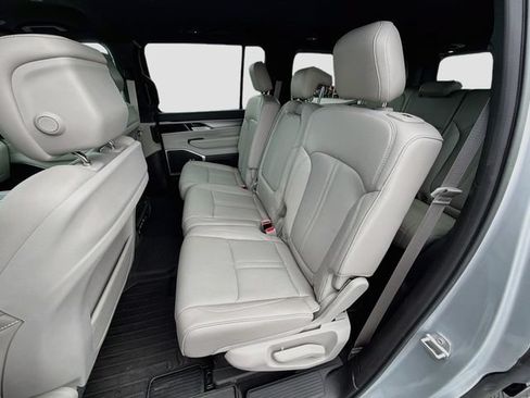 Used 2025 Jeep Wagoneer 4WD image 26