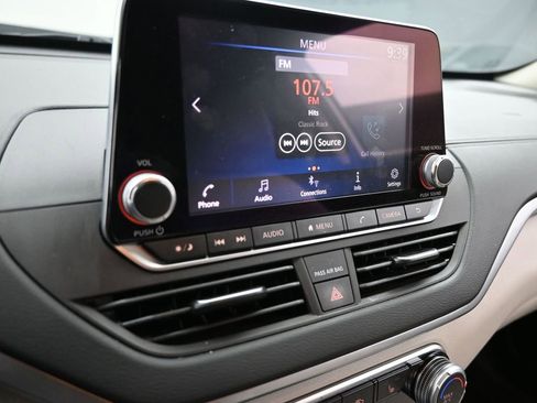 Used 2022 Nissan Altima 2.5 SV w/ SV Premium Package image 17