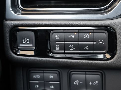 Used 2025 GMC Yukon AT4 AWD/4WD image 34
