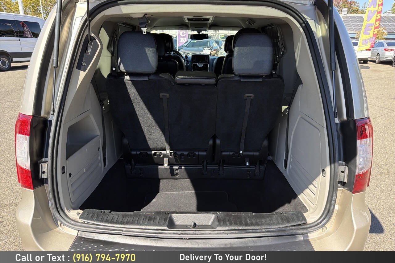 Used 2016 Chrysler Town & Country Touring w/ Driver Convenience Group FWD image 11