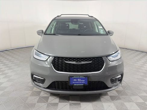 Used 2022 Chrysler Pacifica Touring-L FWD image 2