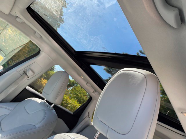 Used 2019 Jeep Cherokee Limited w/ Luxury Group AWD/4WD image 41