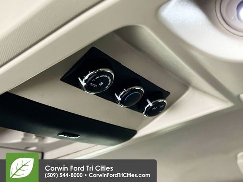 Used 2016 Chrysler Town & Country Touring w/ Driver Convenience Group image 29