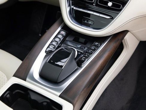 Used 2021 Aston Martin DBX image 18