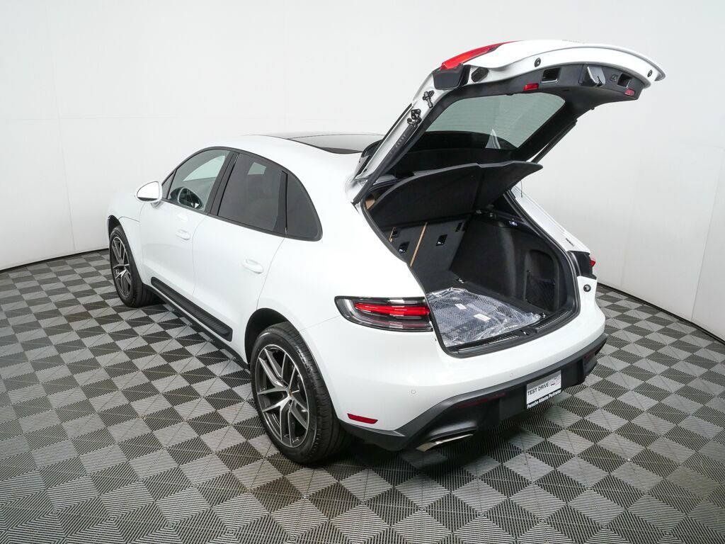 Certified 2026 Porsche Macan AWD/4WD image 33