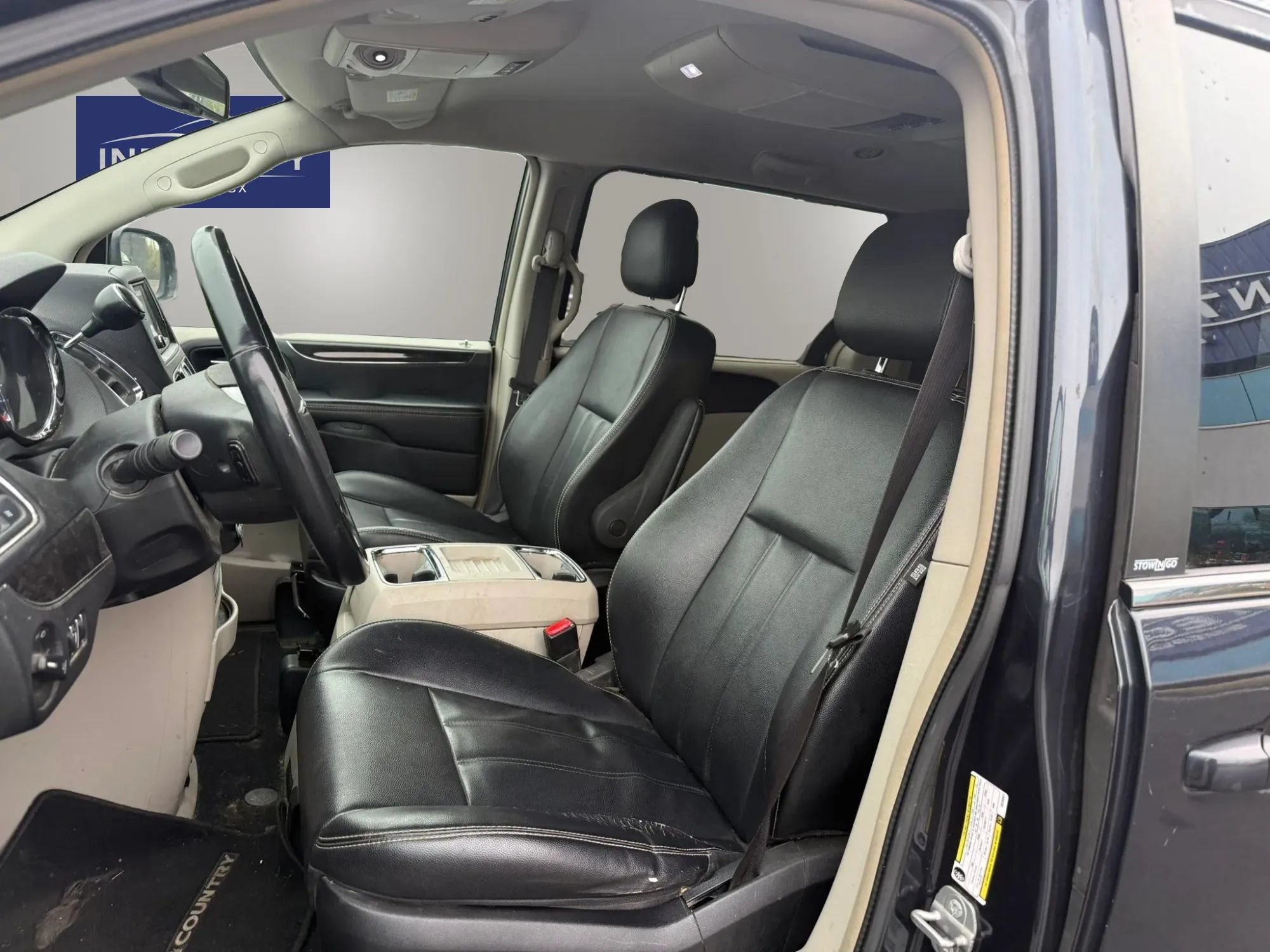 Used 2014 Chrysler Town & Country Touring FWD image 9
