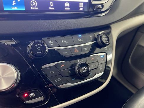 Used 2022 Chrysler Pacifica Touring-L image 16