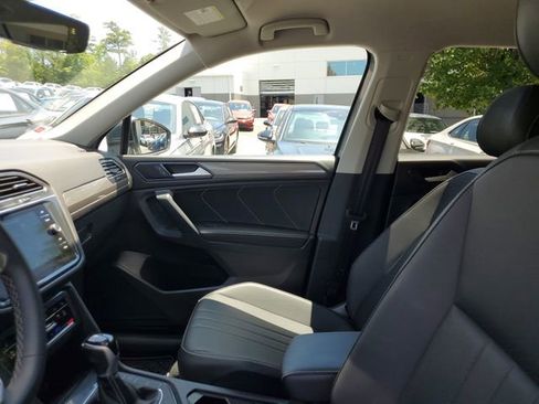 Certified 2023 Volkswagen Tiguan SE FWD image 17