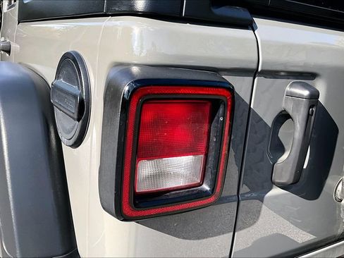 Used 2023 Jeep Wrangler Unlimited Rubicon w/ Cold Weather Group AWD/4WD image 40