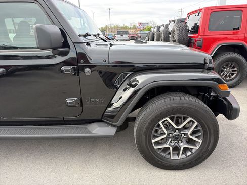 Used 2026 Jeep Wrangler Unlimited Sahara AWD/4WD image 4