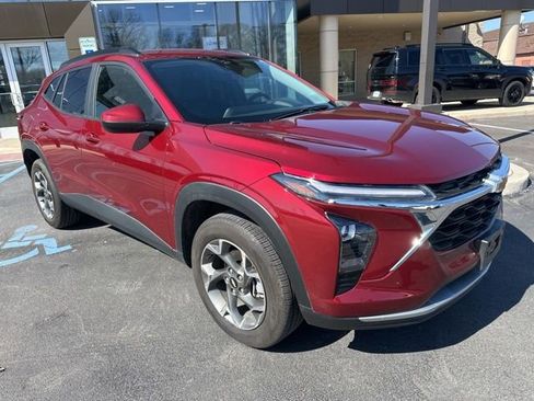 Used 2025 Chevrolet Trax LT w/ LT Convenience Package image 5