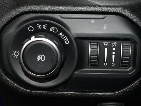 Used 2018 Jeep Wrangler Unlimited Sahara AWD/4WD image 41