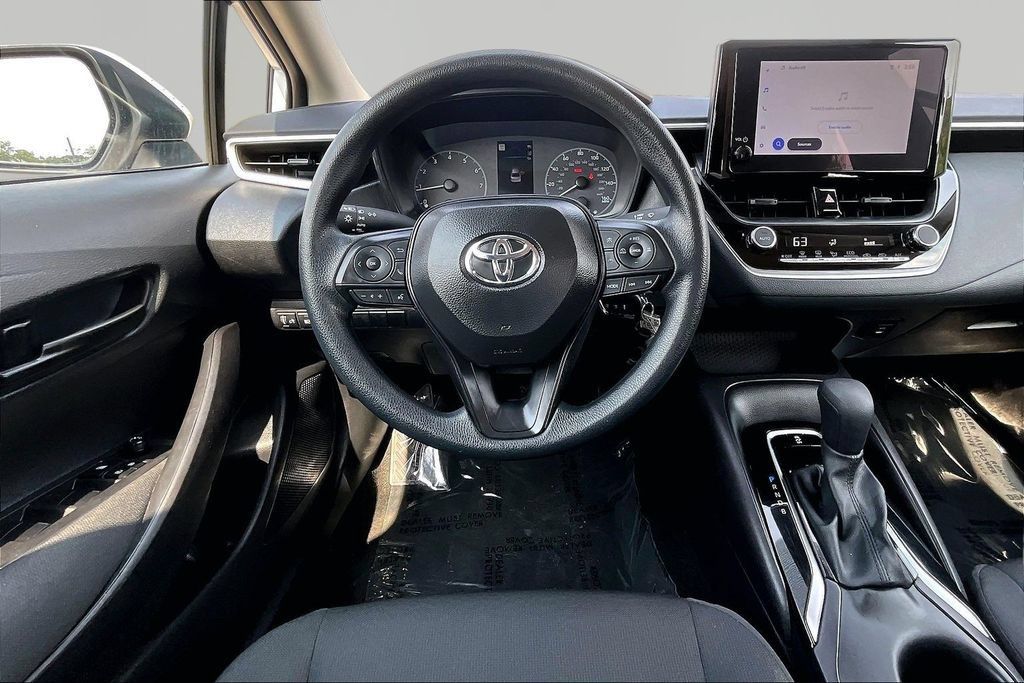 Used 2025 Toyota Corolla LE FWD image 5