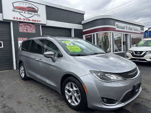 Used 2017 Chrysler Pacifica Touring-L w/ Tire & Wheel Group FWD image 1
