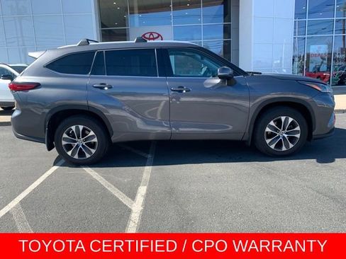 Used 2022 Toyota Highlander XLE AWD/4WD image 2