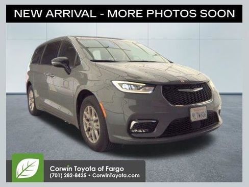 Used 2025 Chrysler Pacifica Select FWD image 1