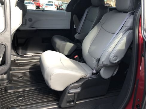Certified 2025 Toyota Sienna XLE image 37