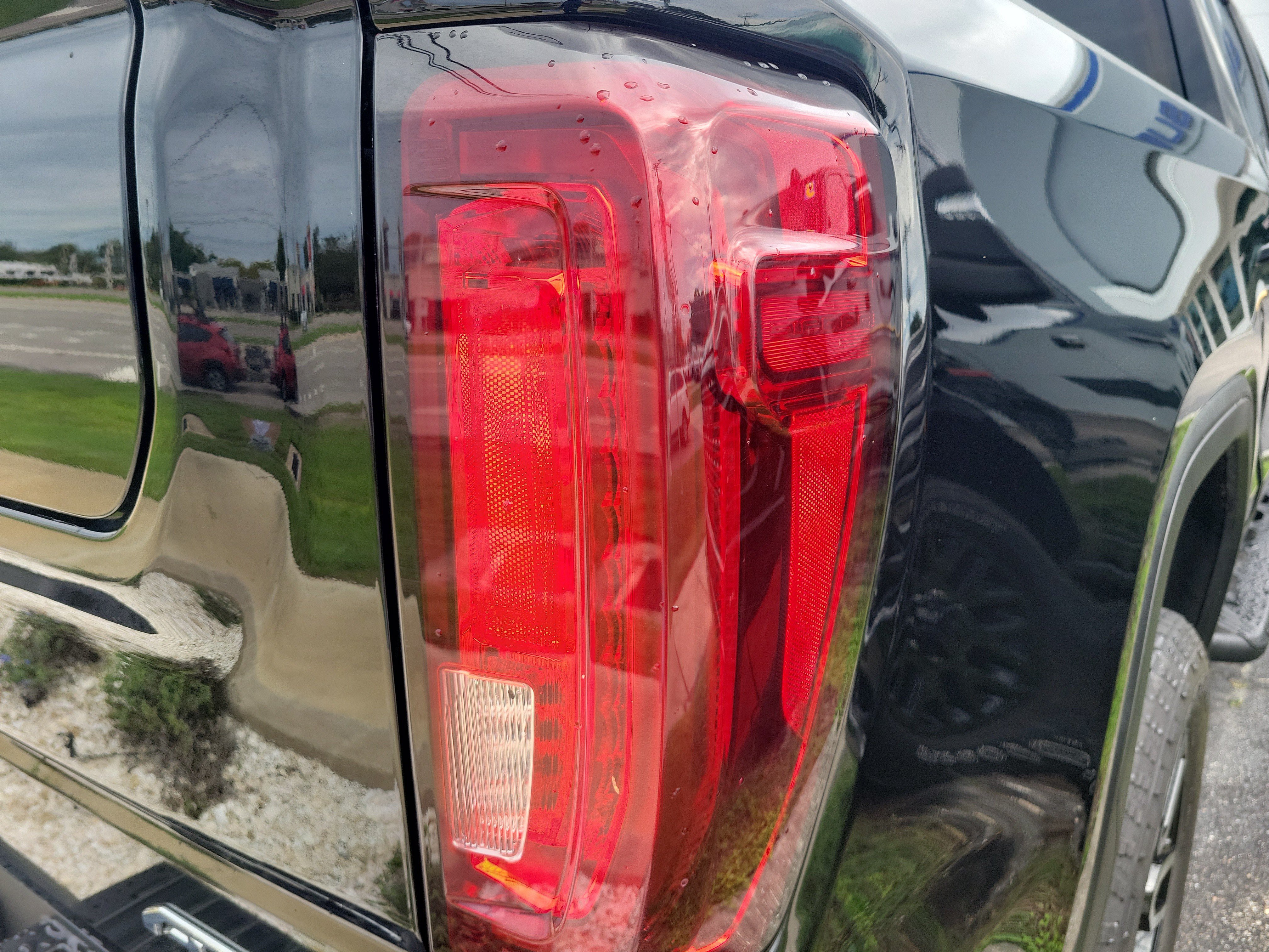 Used 2024 GMC Sierra 1500 AT4 w/ Technology Package AWD/4WD image 10