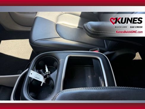 Used 2023 Chrysler Pacifica Touring-L FWD image 28