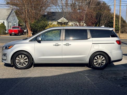 Used 2019 Kia Sedona LX image 10