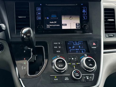 Used 2017 Toyota Sienna XLE Premium image 14