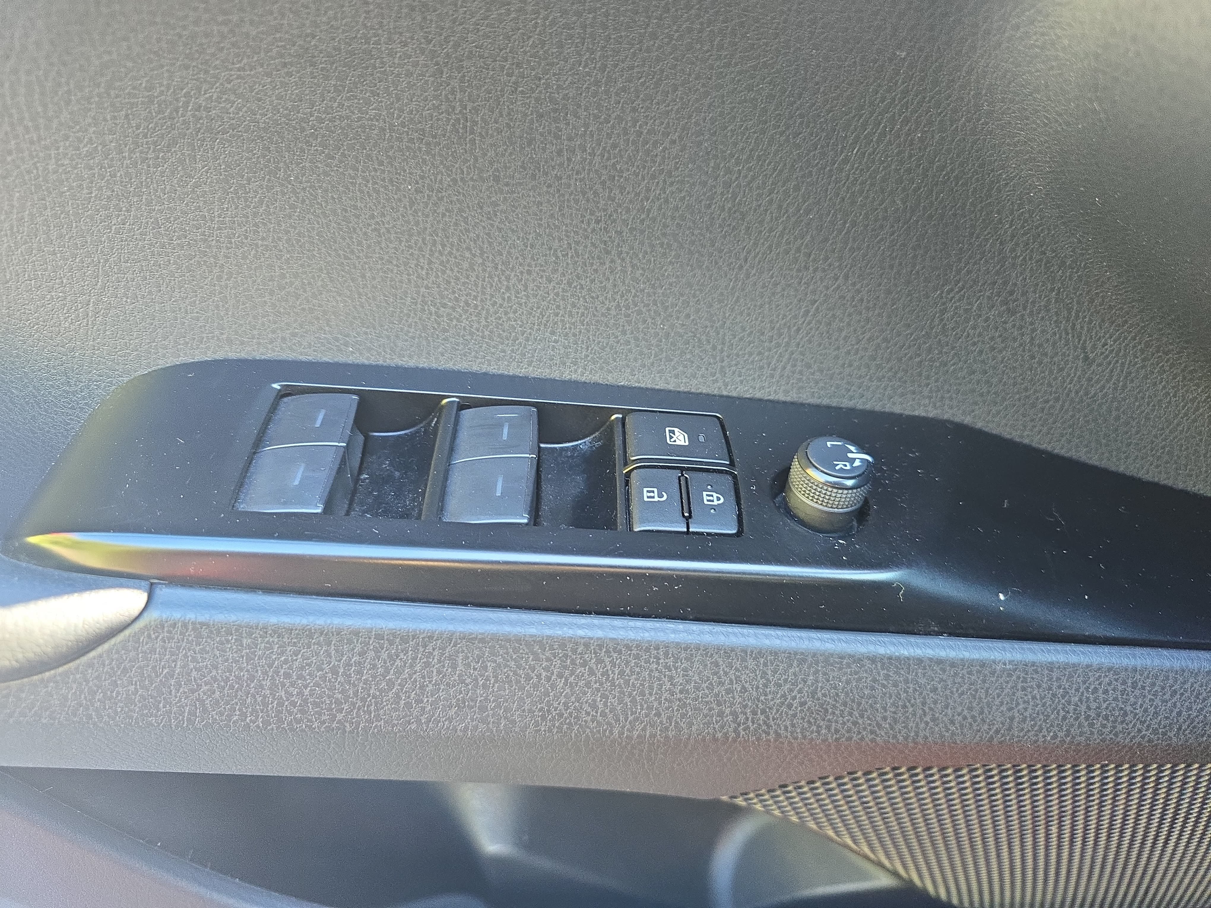 Used 2025 Toyota Camry LE w/ Convenience Package FWD image 27