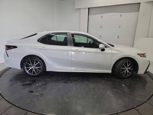 Used 2023 Toyota Camry SE FWD image 11