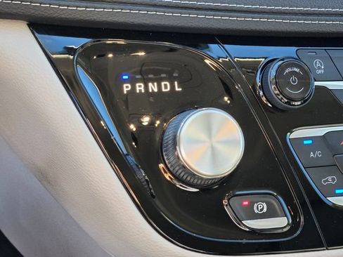 Used 2022 Chrysler Pacifica Touring-L FWD image 32
