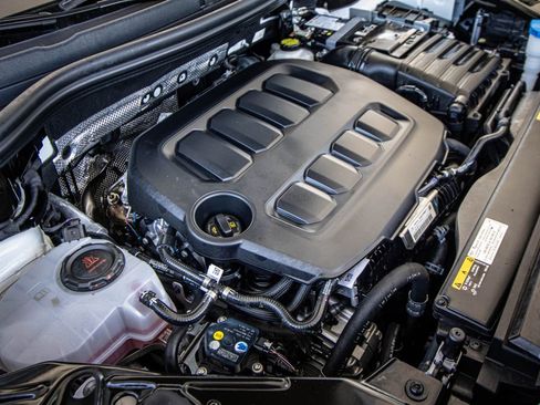 Certified 2025 Volkswagen Tiguan SE image 10