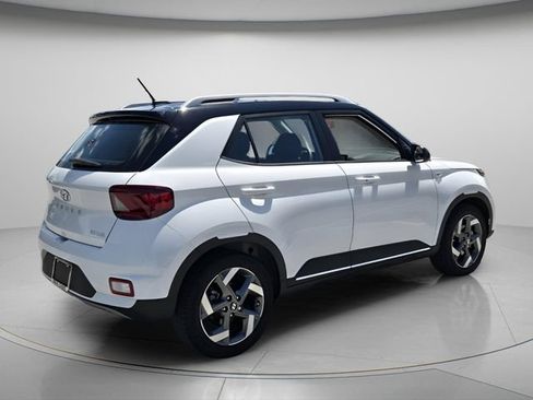 Certified 2025 Hyundai Venue Limited FWD image 7