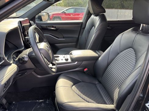 Used 2025 Toyota Highlander XSE AWD/4WD image 40