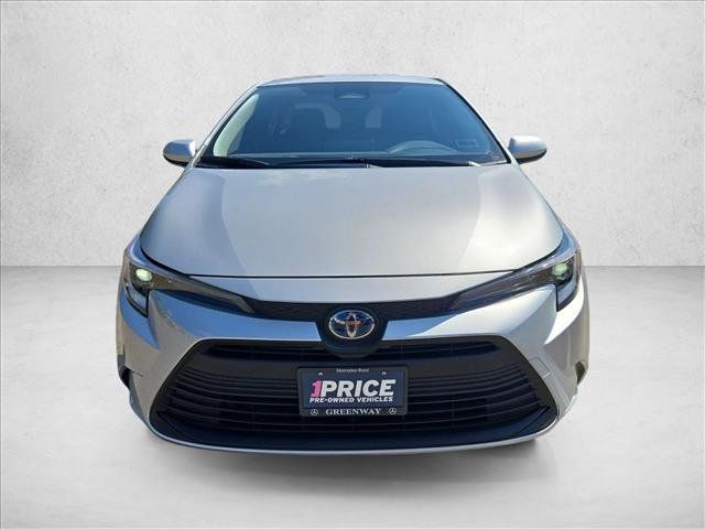 Used 2025 Toyota Corolla LE FWD image 2