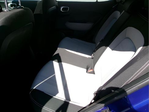 Used 2024 Hyundai Venue SEL image 9