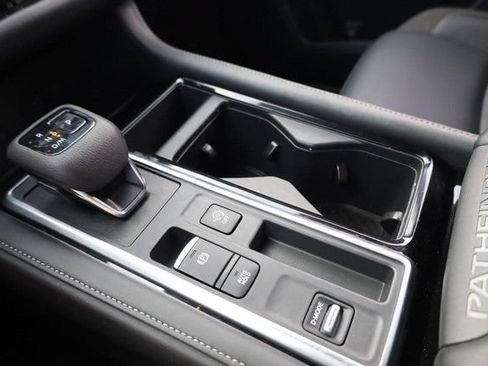 Certified 2025 Nissan Pathfinder SL FWD image 15
