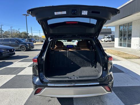Used 2023 Toyota Highlander Platinum image 5