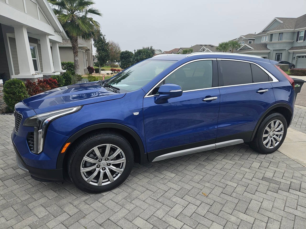 Used 2022 Cadillac XT4 Premium Luxury w/ Enhanced Visibility Package FWD image 3
