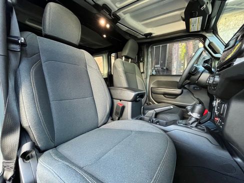 Used 2024 Jeep Wrangler Unlimited image 12