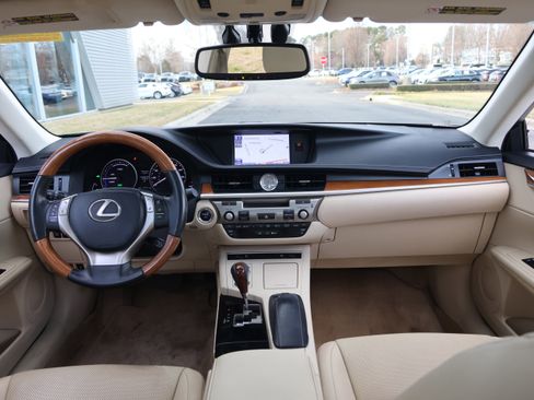 Used 2014 Lexus ES 300h w/ Premium Package w/Bamboo Trim image 17