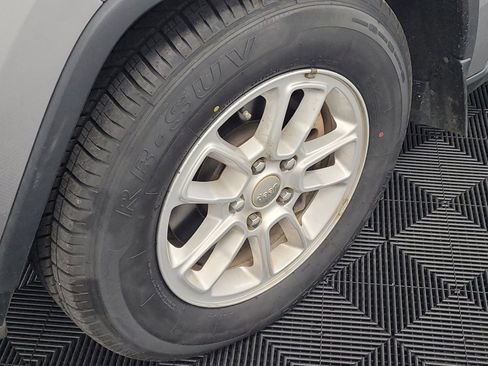 Used 2018 Jeep Grand Cherokee Laredo RWD image 31