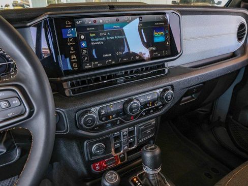 Used 2024 Jeep Wrangler Unlimited AWD/4WD image 12