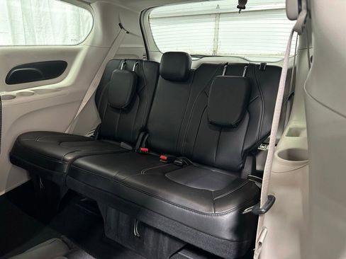 Used 2023 Chrysler Pacifica Touring-L image 46