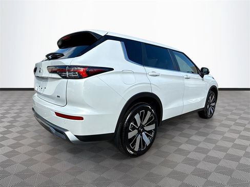 New 2025 Mitsubishi Outlander SE image 5