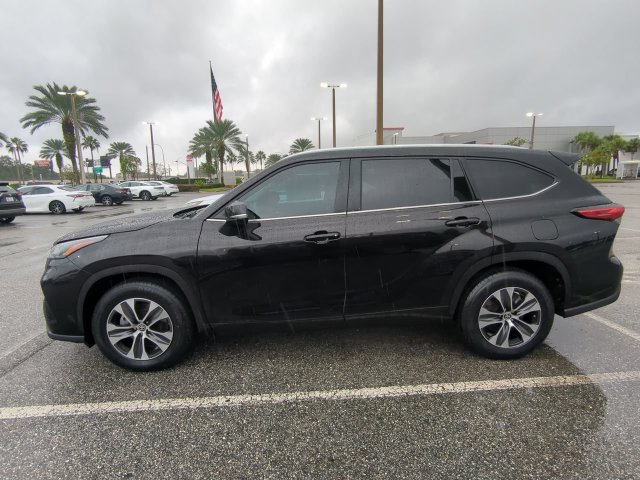 Used 2022 Toyota Highlander XLE FWD image 7