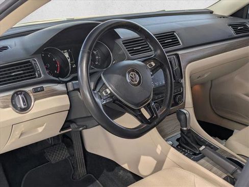 Used 2018 Volkswagen Passat 2.0T SE image 10