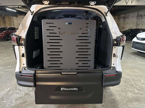 Used 2025 Toyota Sienna LE image 12