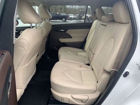 Used 2022 Toyota Highlander XLE image 23
