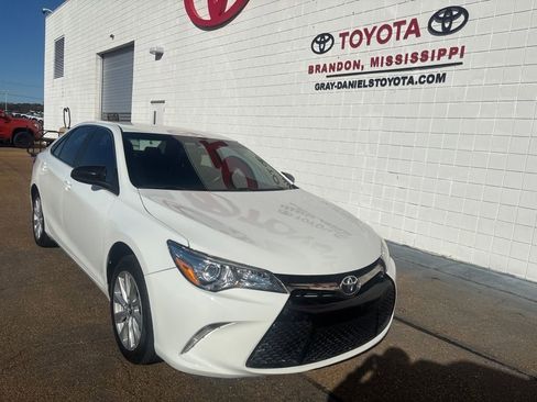 Used 2017 Toyota Camry SE image 3