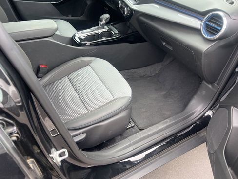 Used 2024 Chevrolet Trax LT w/ LT Convenience Package image 6