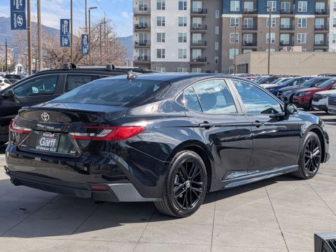 Used 2025 Toyota Camry SE image 3