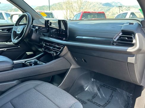 Used 2025 Chevrolet Traverse LT w/ Midnight/Sport Edition AWD/4WD image 9